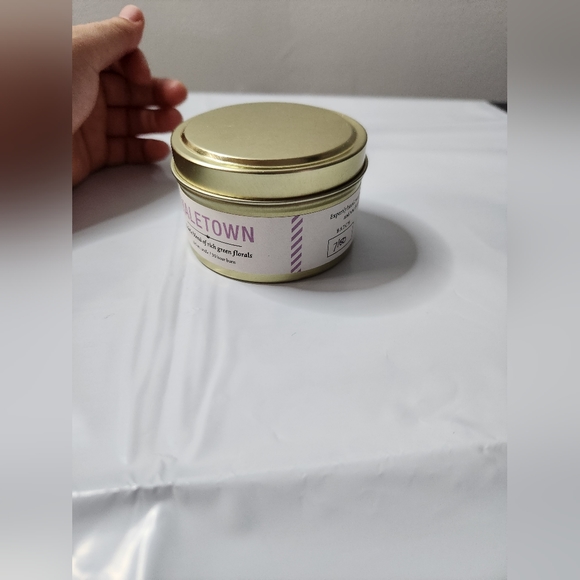 Yaletown Vancouver 6oz Honeysuckle  candle - Picture 6 of 6